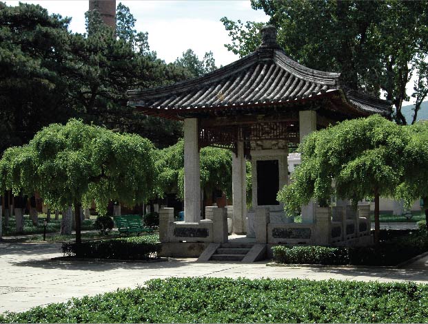 　　在辛亥滦州起义纪念园的西侧，有一座陵园，是1929年为国民陆军上将孙岳修建的墓地。墓园占地约八十亩，坐北朝南。墓台呈半椭圆形，青石台阶，四周有青石、水泥砌成的基座及围栏。墓原为黄土堆坟，1990年重修时 改用水刷石筑成金字塔形。墓前立有长0.7米、宽0.7米、厚0.2米的墓志铭。由国民党元老张继撰文，著名书法家沈尹默书丹。墓志铭原随棺椁一起葬在墓穴内，重修时将其立于墓前。墓志铭前还摆放着一座雕刻精致的须弥座式青石质供桌，四周种植有十余株松树。在带有围栏的墓地内，尚有四角碑亭、六角碑亭两座和高大的石木结构祠堂一所，在墓后显龙山的山坡上，还立有一座孙岳纪念碑。

　　1999年，孙岳墓园被列为海淀区重点文物保护单位，2003年12月，被列为北京市重点文物保护单位。
